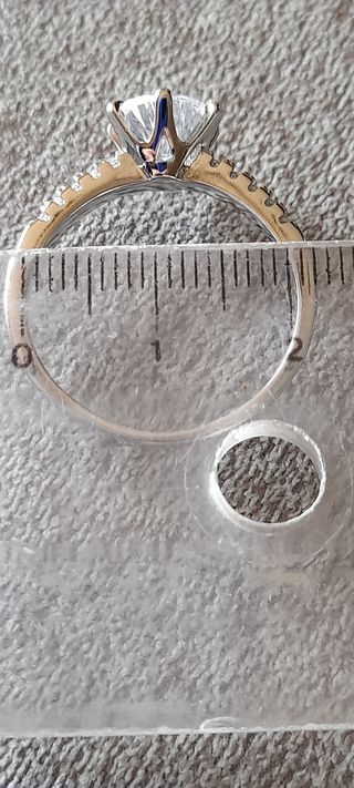 Anillo solitario plata con zirconitas.