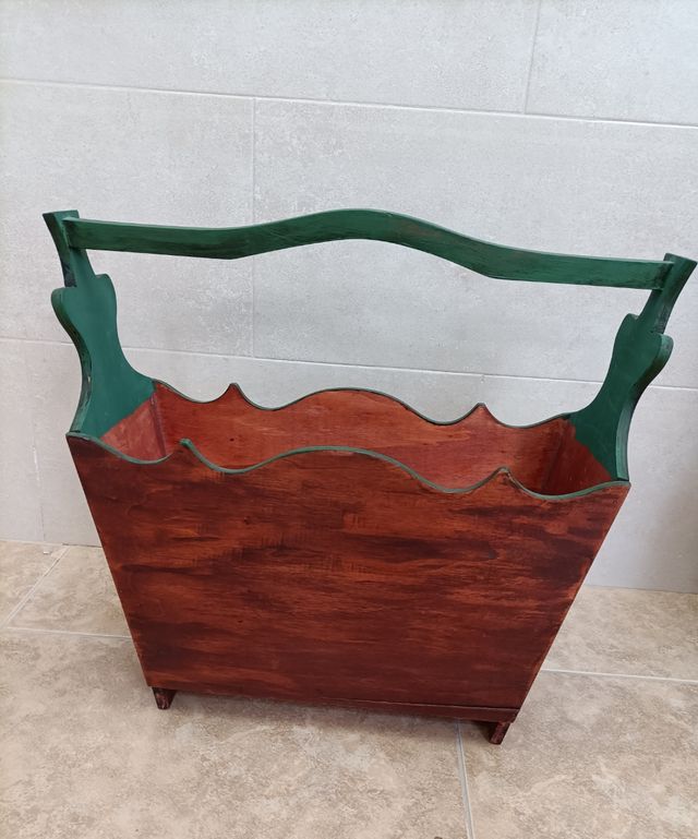 Revistero de madera pintado a mano