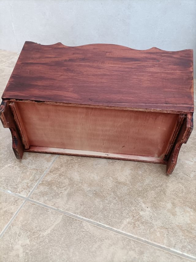 Revistero de madera pintado a mano