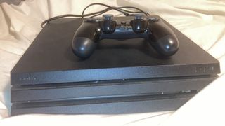 PlayStation 4 Pro 1TB + Mando
DualShock 4