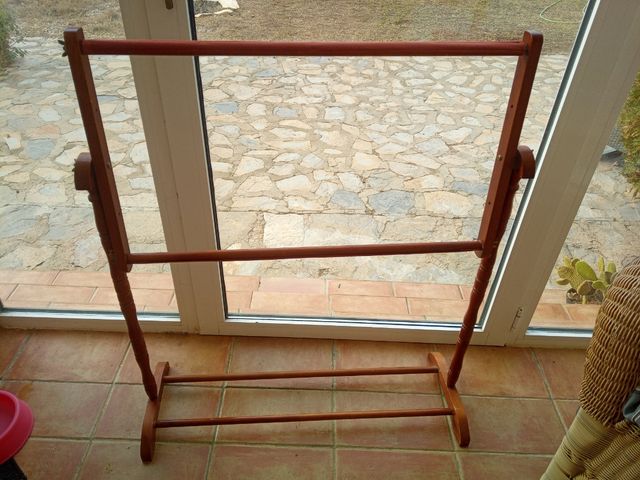 ￼ Bastidor de caoba rectangular con pie