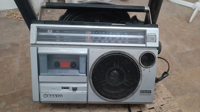 Radio Sanyo antigua de cassette.