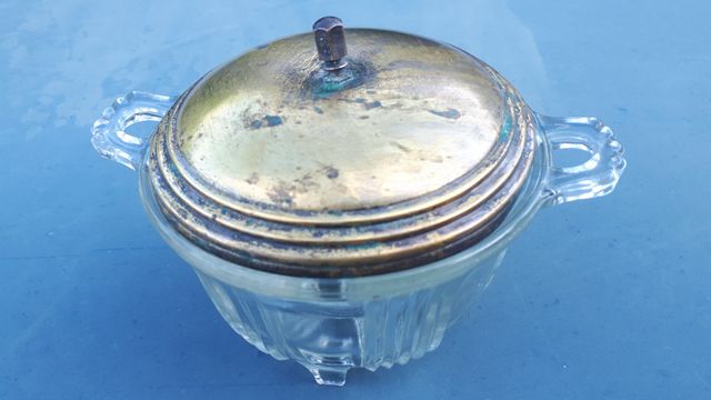 Azucareras y botella vidrio prensado