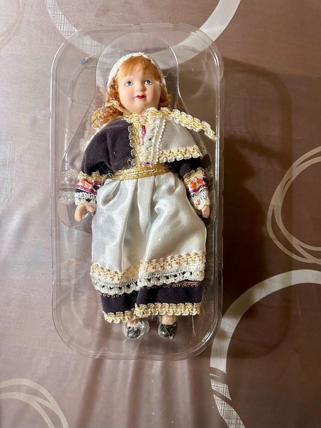 Bambola dal mondo da collezione in ceramica