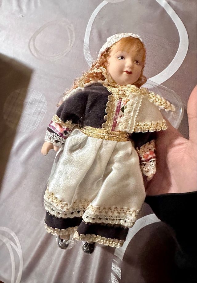 Bambola dal mondo da collezione in ceramica