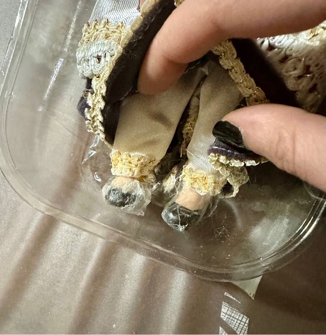 Bambola dal mondo da collezione in ceramica