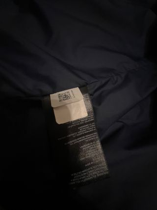 Chaqueta The North Face azul marino y negra