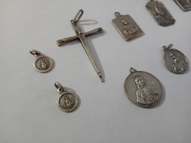 10 colgantes religiosos- baño plata