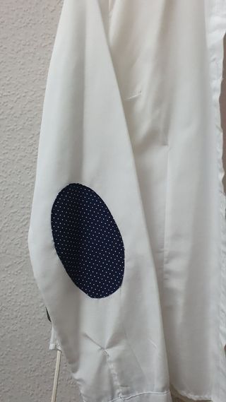 CAMiSA BLANCA T/40CON DETALLES EN AZUL M