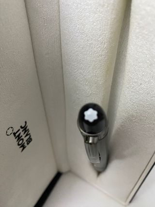 Bolígrafo Montblanc modelo 105657 nuevo