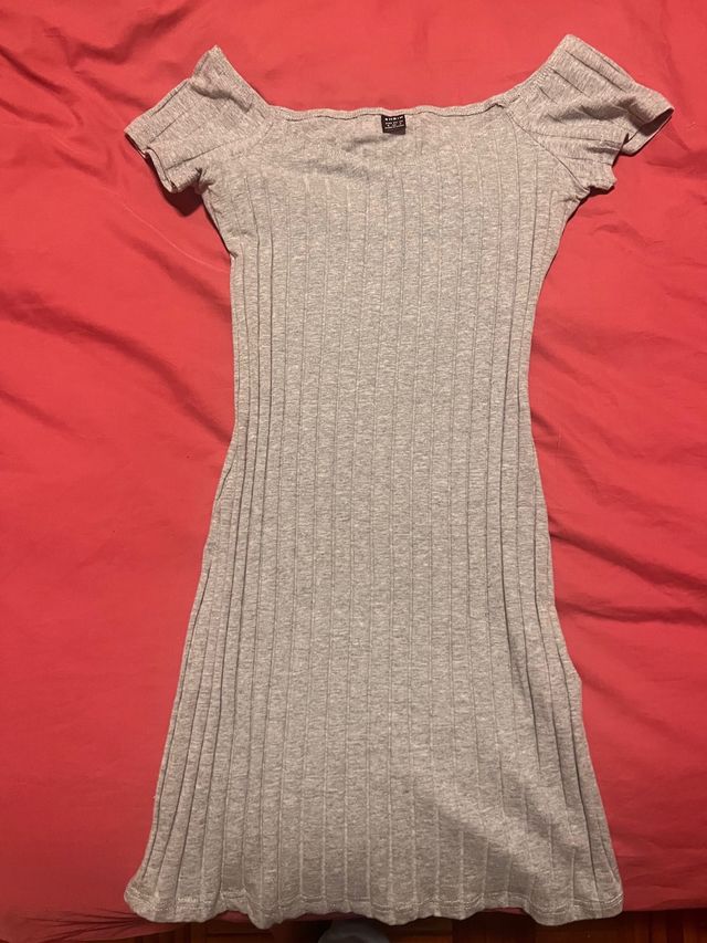 vestido gris apretado