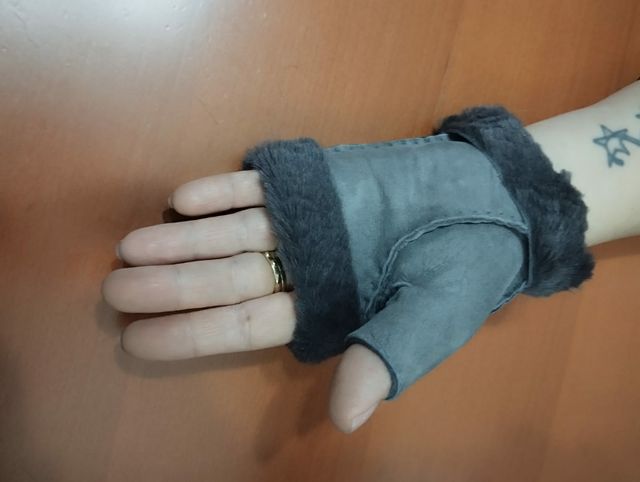 Guanto in montone shearling colore grigio scamosci