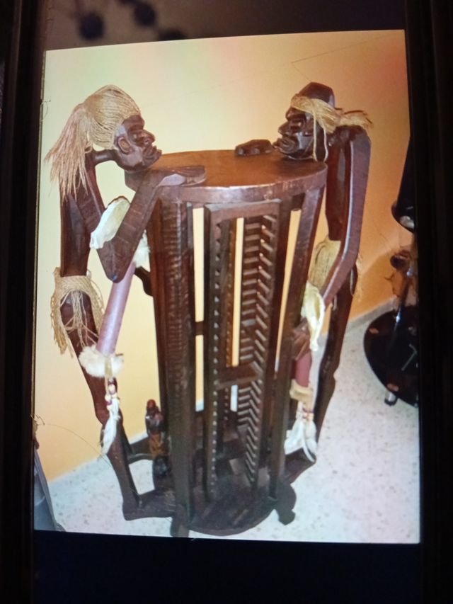 Vendo mesa de madera tallada