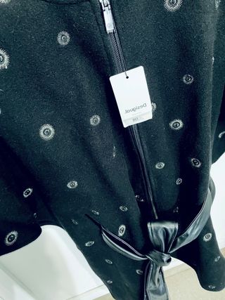 Poncho bordado cinturón polipiel