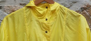 Chubasquero mujer S Stradivarius.