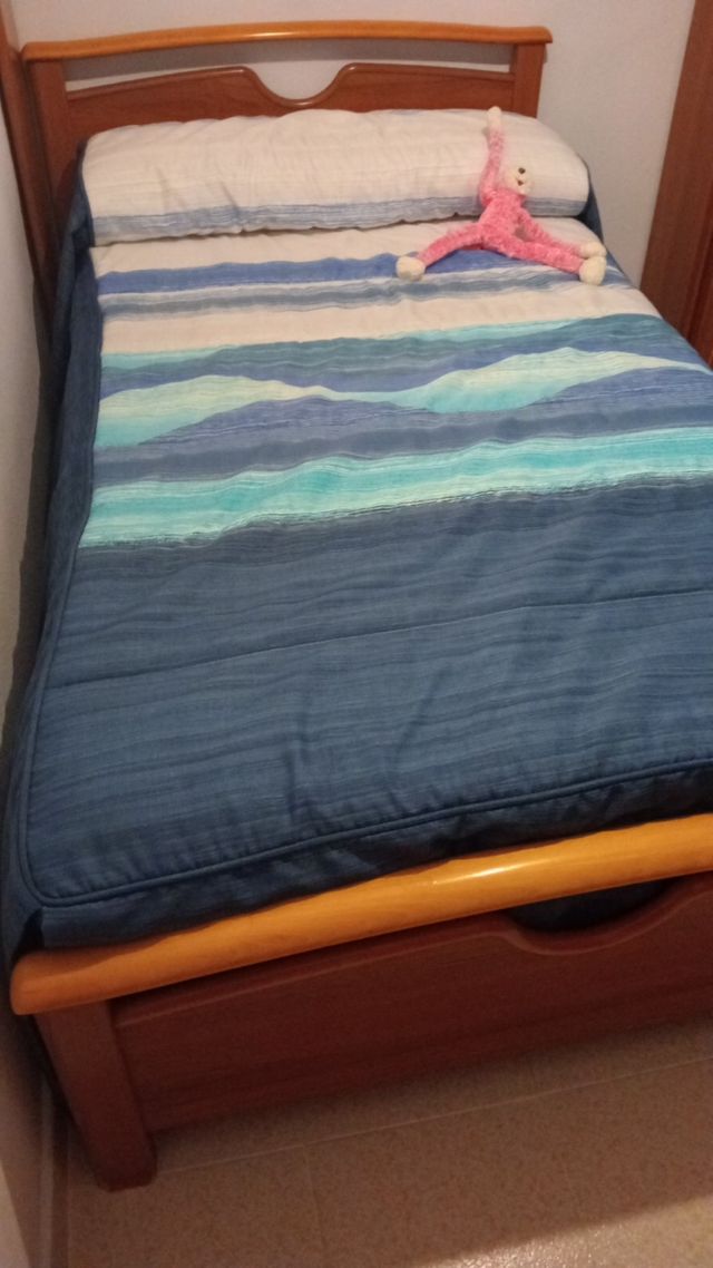 Colcha de 105cm  y cortinas a juego