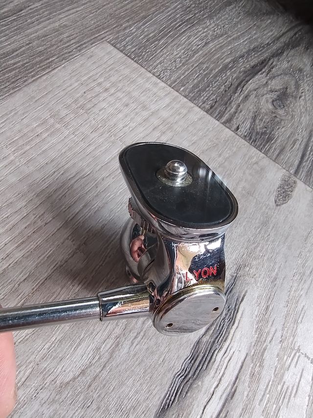 Testa per treppiede Lyon