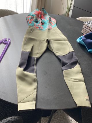 traje billabong 2 mm talla 4 chica