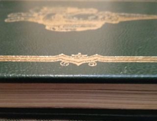 Extraordinario libro en  Poli piel.