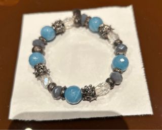 braccialetto con pietre, cristalli e metallo