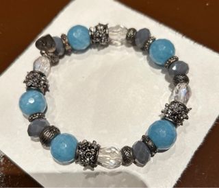 braccialetto con pietre, cristalli e metallo