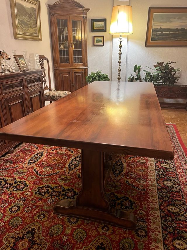 Mesa de comedor de Nogal de Valentí.