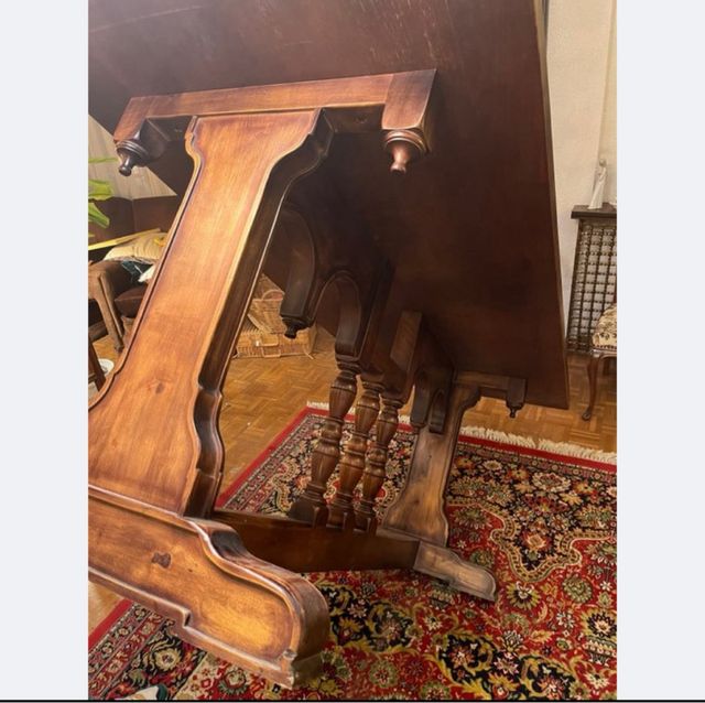 Mesa de comedor de Nogal de Valentí.