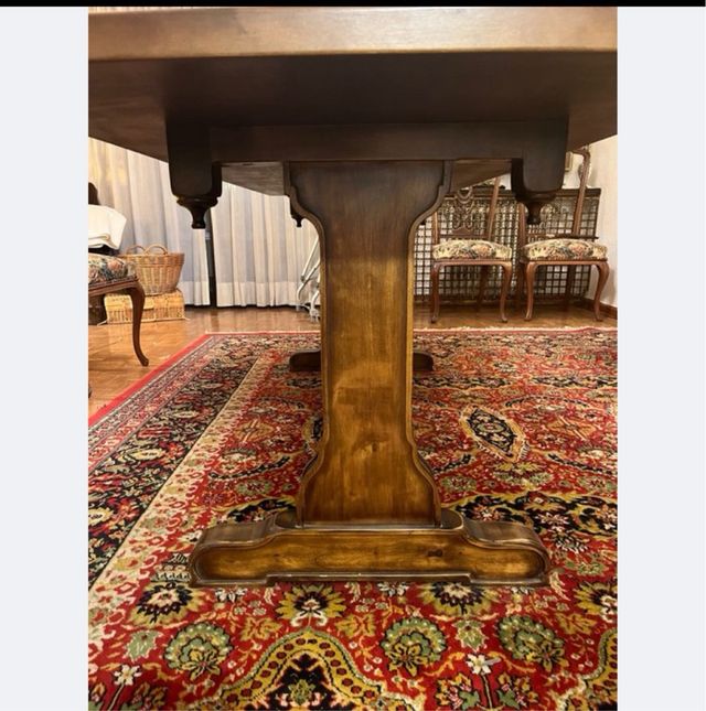 Mesa de comedor de Nogal de Valentí.