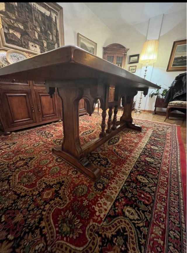 Mesa de comedor de Nogal de Valentí.