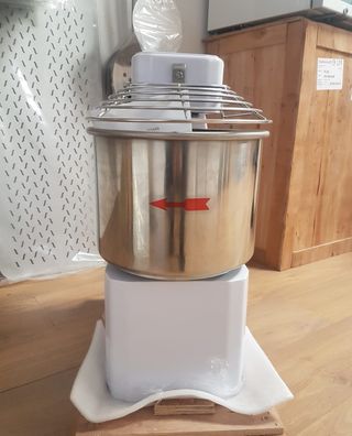 AMASADORA ESPIRAL Capacidad 10Lt.