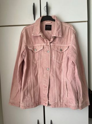 Cazadora vaquera rosa Stradivarius