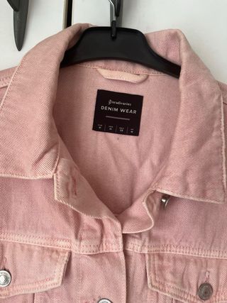 Cazadora vaquera rosa Stradivarius