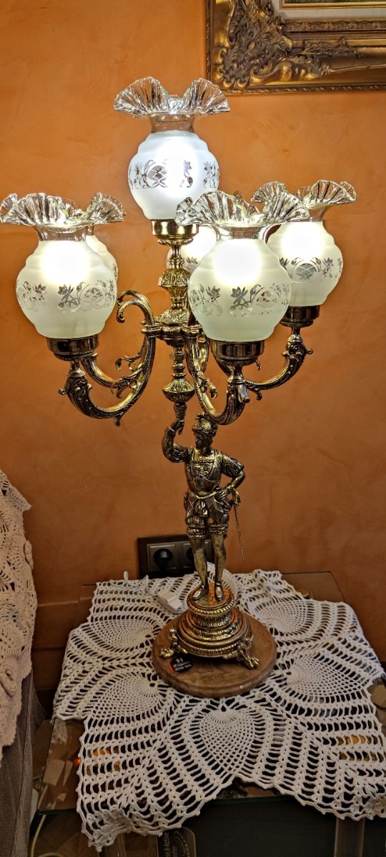 Dos Lámparas de sobremesa.