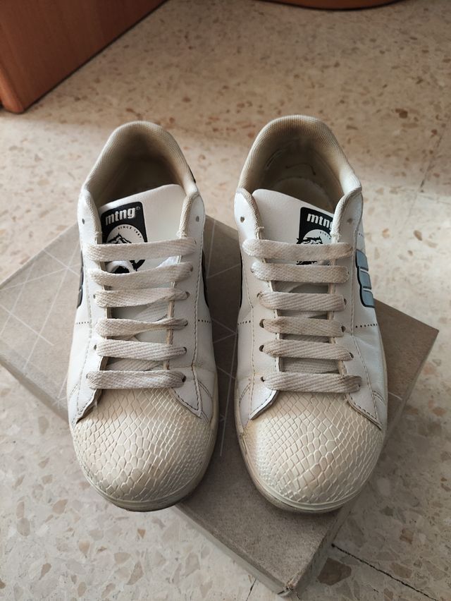 Zapatillas Mustang blancas y negras