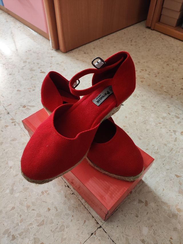 Zapatillas de esparto rojas