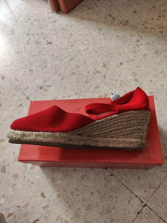 Zapatillas de esparto rojas