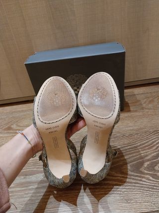 Sandalias plateadas Vince Camuto.38,5