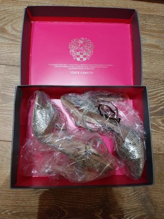 Sandalias plateadas Vince Camuto.38,5