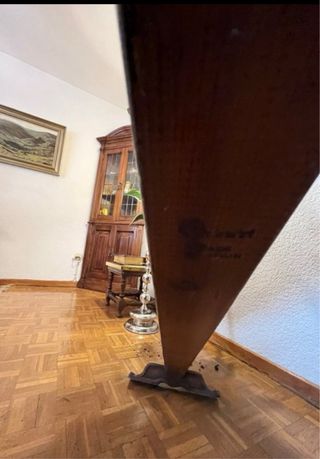 Jardinera Nogal macizo tallas de flores.