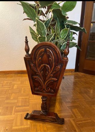 Jardinera Nogal macizo tallas de flores.