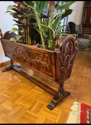 Jardinera Nogal macizo tallas de flores.