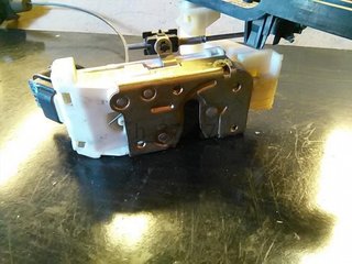 Cerradura puerta trasera izquierda Ford Mo h_37227