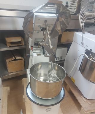 AMASADORA ESPIRAL DE 15L. MOVIL