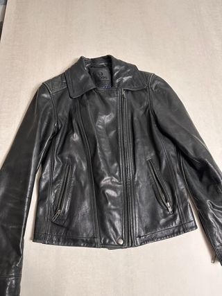 Cazadora de piel, color negro.