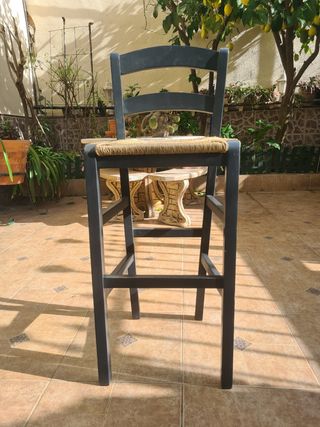 4 Taburetes o Silla Alta