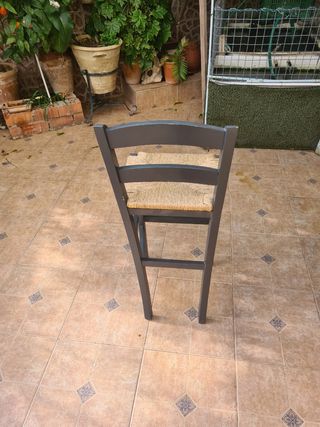 4 Taburetes o Silla Alta