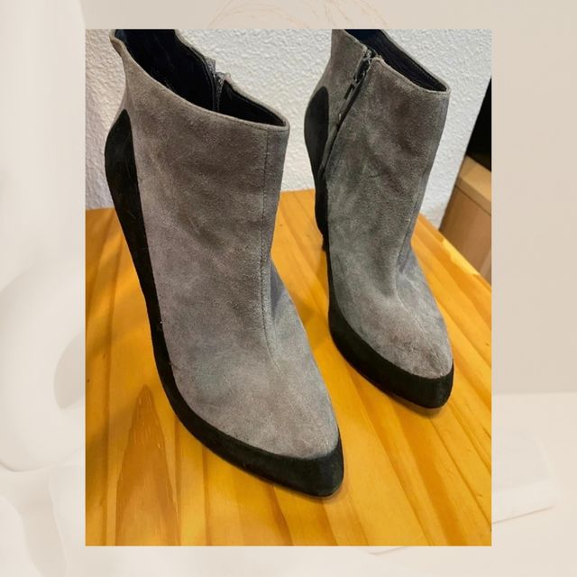 Botines de tacón Calvin Klein gris/negro de ante.