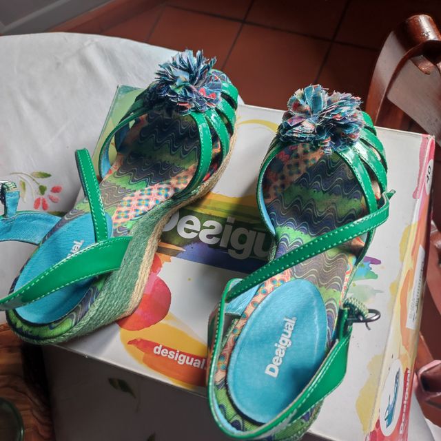 Sandali zeppa Desigual