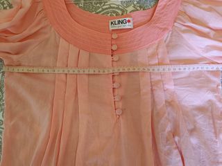  Vestido rosa de Kling con botones forrados