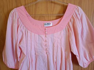  Vestido rosa de Kling con botones forrados